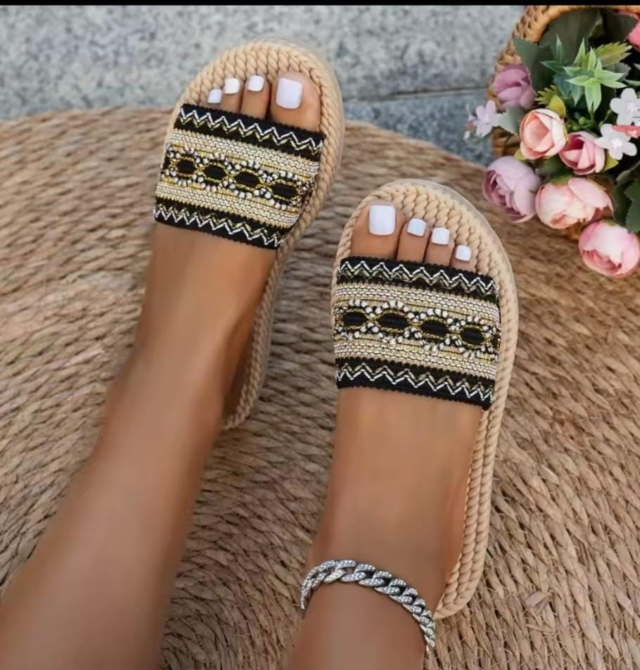 Ciabatte boho-chic nero oro indossate